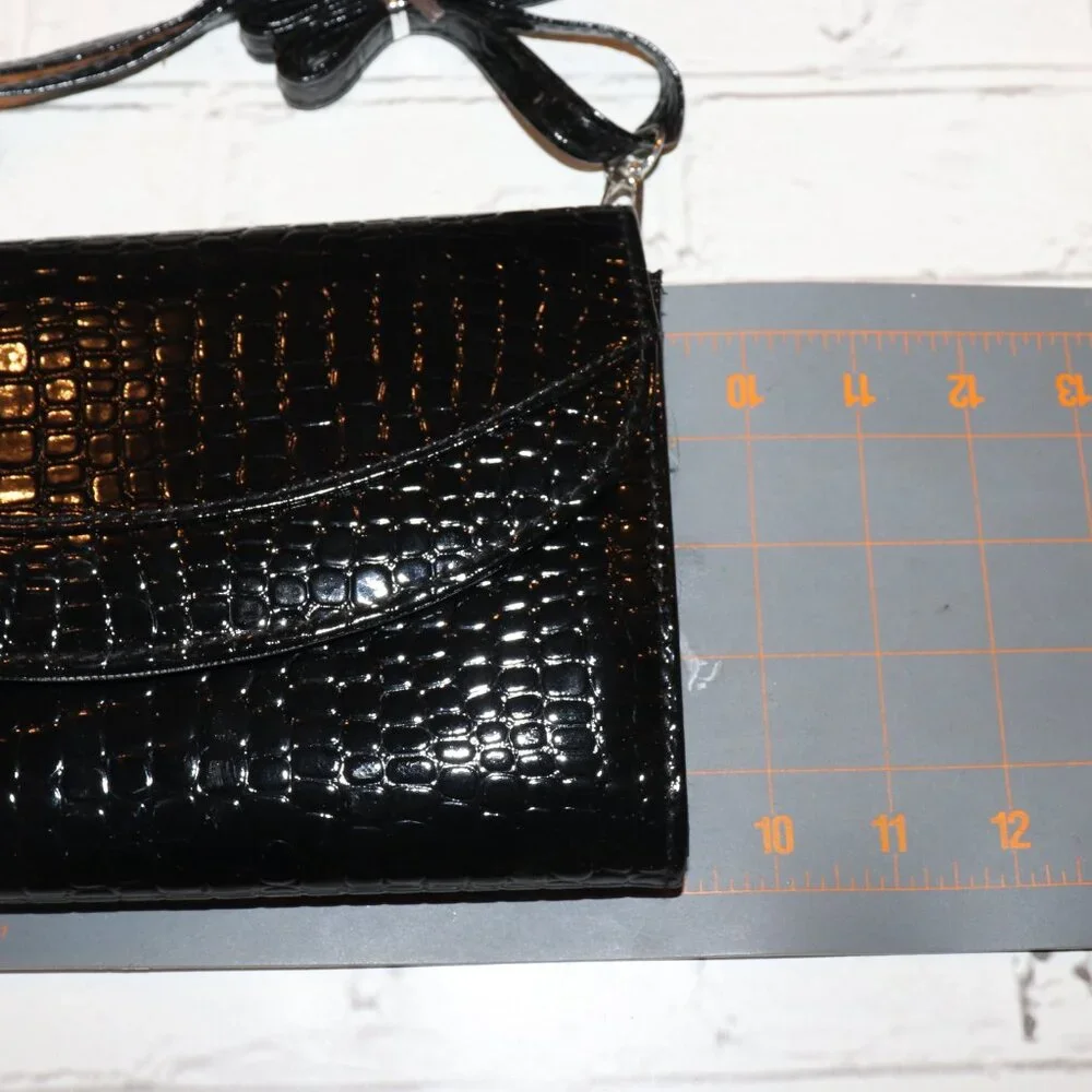 🖤 NWOT Black Croc‑Texture Flap Purse · 9.5x5 A glossy little statement